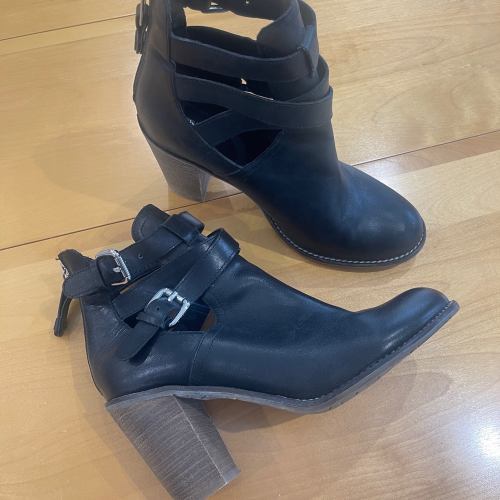 RUDSAK Black Heeled Boots with Sleek Silhouette